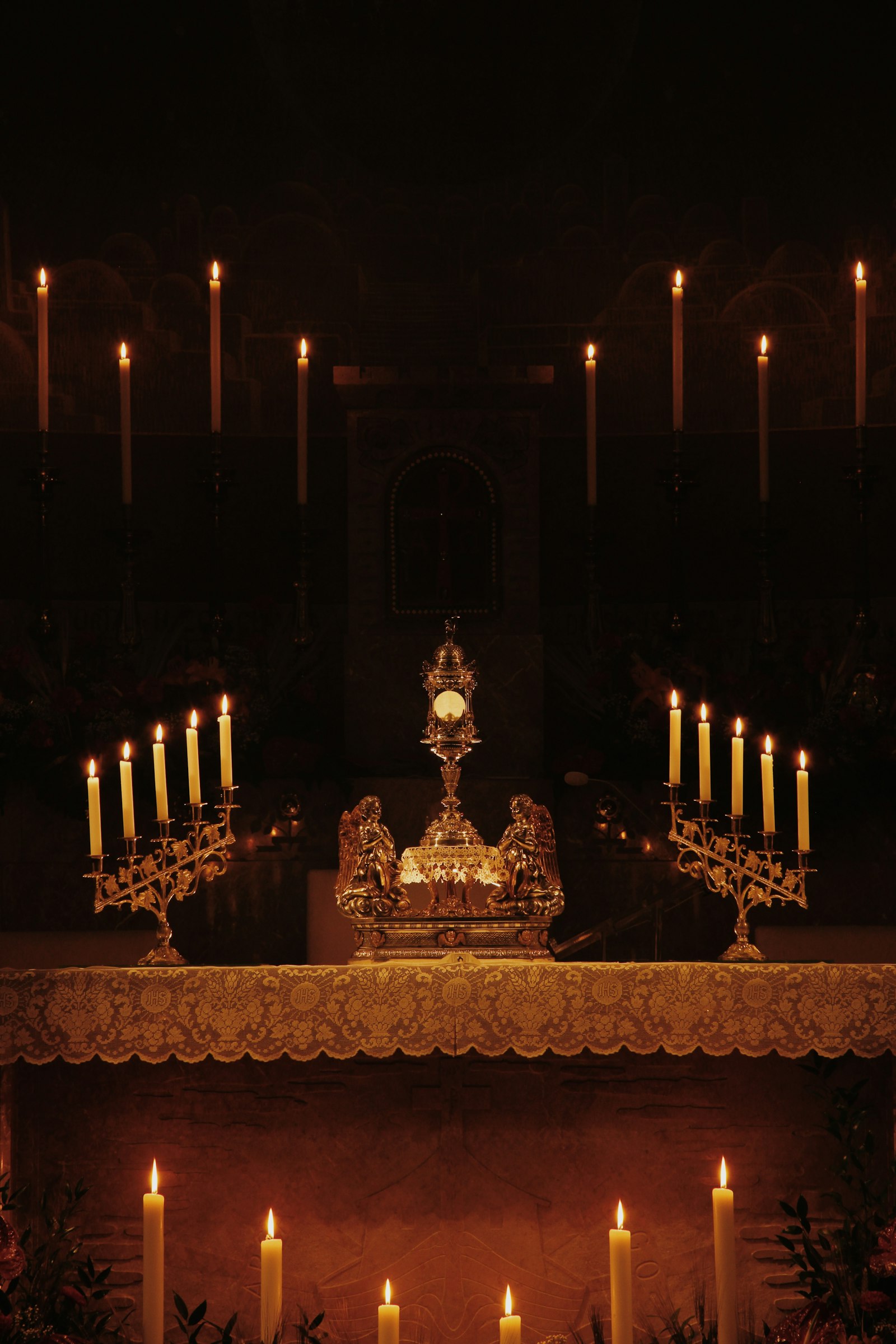 Altar con custodia y velas en la capilla